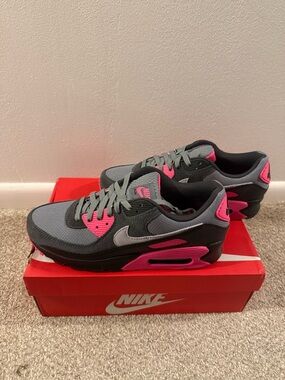 Nike Sneakers in Gray and Pink